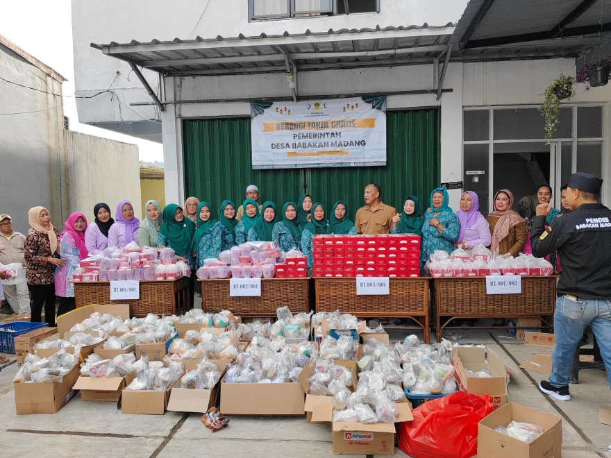 Desa Babakan Madang Berbagi Takjil